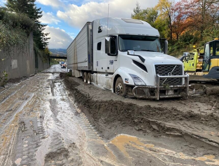 464295625_979853407519694_1865754450521253647_n.jpg Massive mudslide snags semi truck on Washington interstate