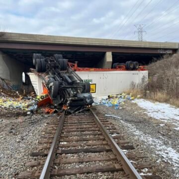 Big rig crashes off I-55 overpass, lands on railroad tracks