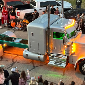 Iowa owner-operator Lynn DeNeve’s 2024 Peterbilt 389 custom build