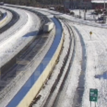 Tractor trailer waggles all over icy I-10 in Louisiana before finally losing it