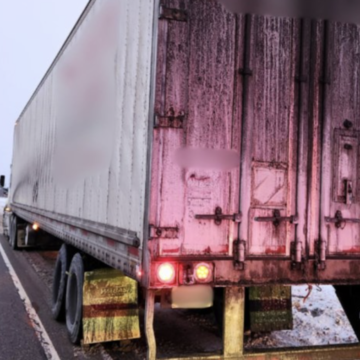 Inspection reveals CMV with wobbly wheel only had “half of its lug nuts still attached”