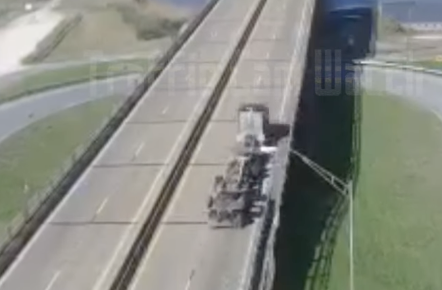 Semi truck’s container chassis breaks in half and smashes into highway divider